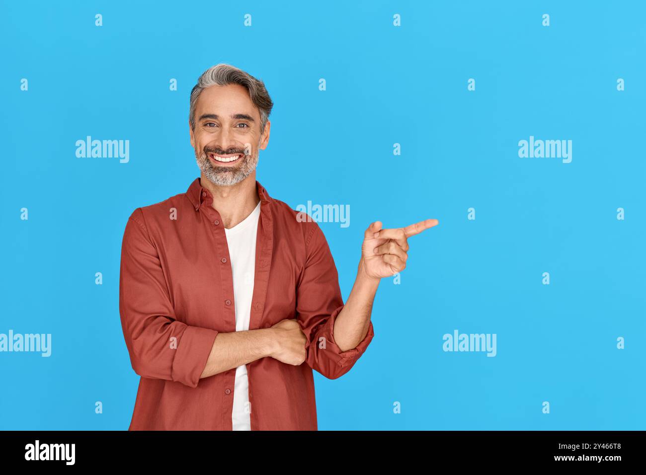 Un cliente di mezza età maturo e informale felice che punta il dito mostrandosi da parte. Foto Stock