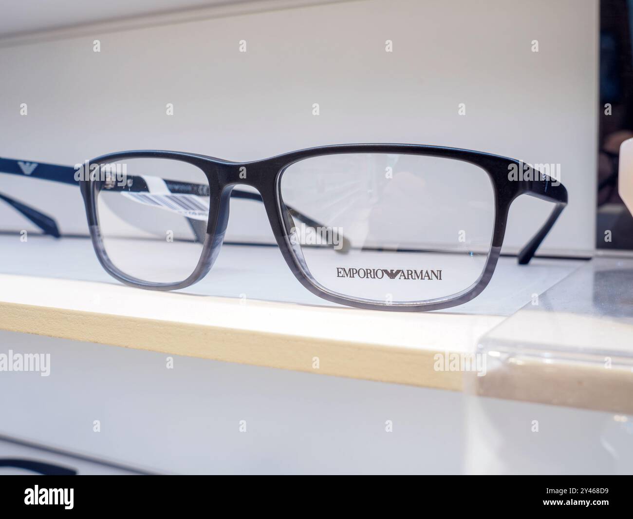 Gli occhiali da vista Black emporio armani sono seduti su uno scaffale in un negozio di ottica, pronti ad aiutare il cliente a vedere meglio Foto Stock