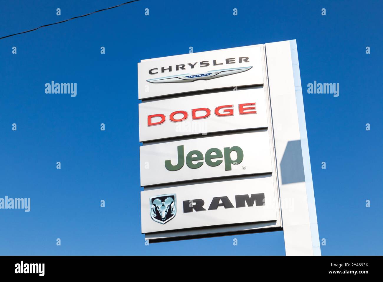 Chrysler, Dodge, Jeep, il cartello della concessionaria RAM contro il cielo blu in Olanda, Michigan USA Foto Stock Chrysler, Dodge, Jeep, il cartello della concessionaria RAM contro il cielo blu in Olanda, Michigan USA Foto Stock
