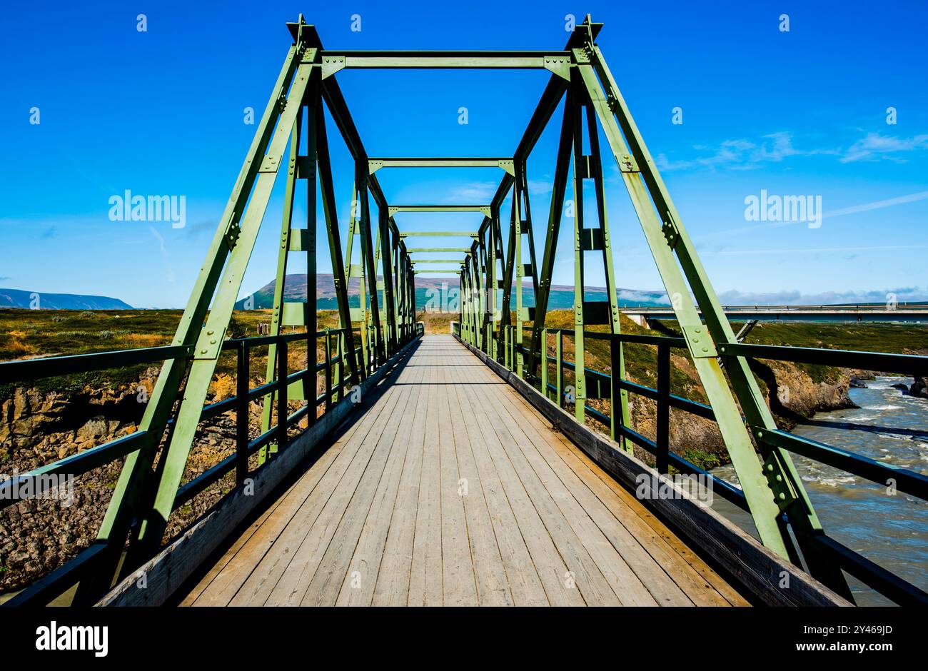 Ponte di ferro e legno a Godafoss, nell'Islanda settentrionale Foto Stock