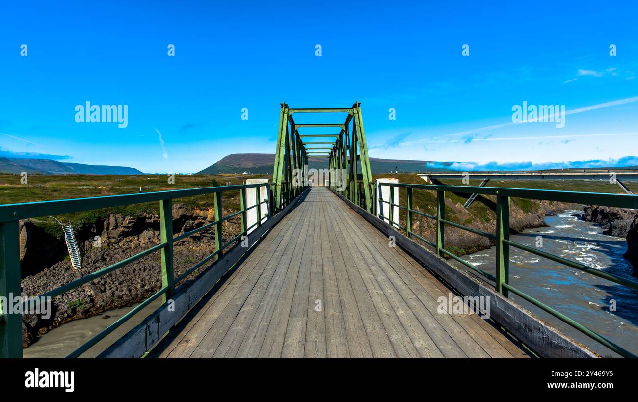Ponte di ferro e legno a Godafoss, nell'Islanda settentrionale Foto Stock