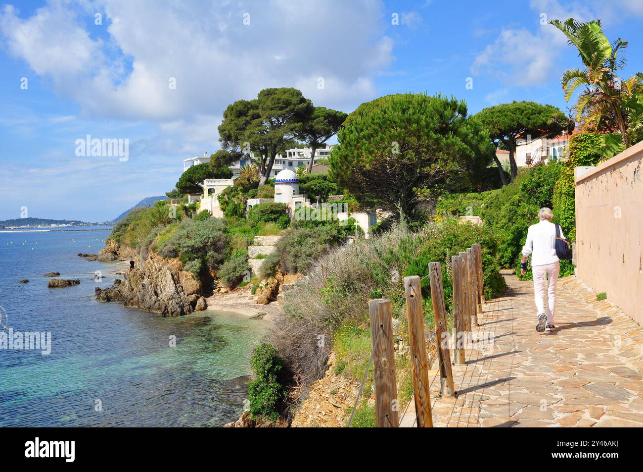 Grazioso piccolo sentiero costiero di la Mitre in fiore in primavera fino a le Mourillon a Tolone. Foto Stock