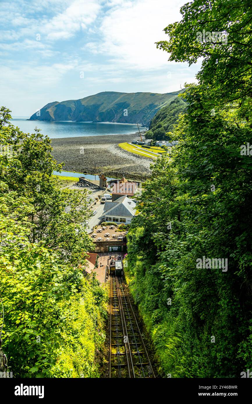 Una fantastica passeggiata nella Valley of Rocks fino alla piccola cittadina portuale di Lynmouth nella contea di Devon - Regno Unito Foto Stock