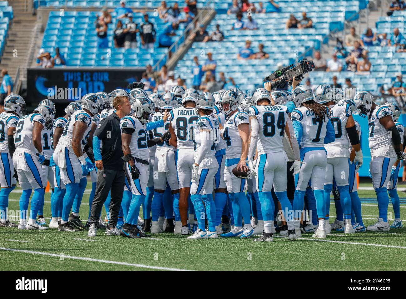 Charlotte, NC: I Carolina Panthers si riuniscono prima di dirigersi allo spogliatoio durante i riscaldamenti pre-partita prima di una partita della NFL contro i Los an Foto Stock