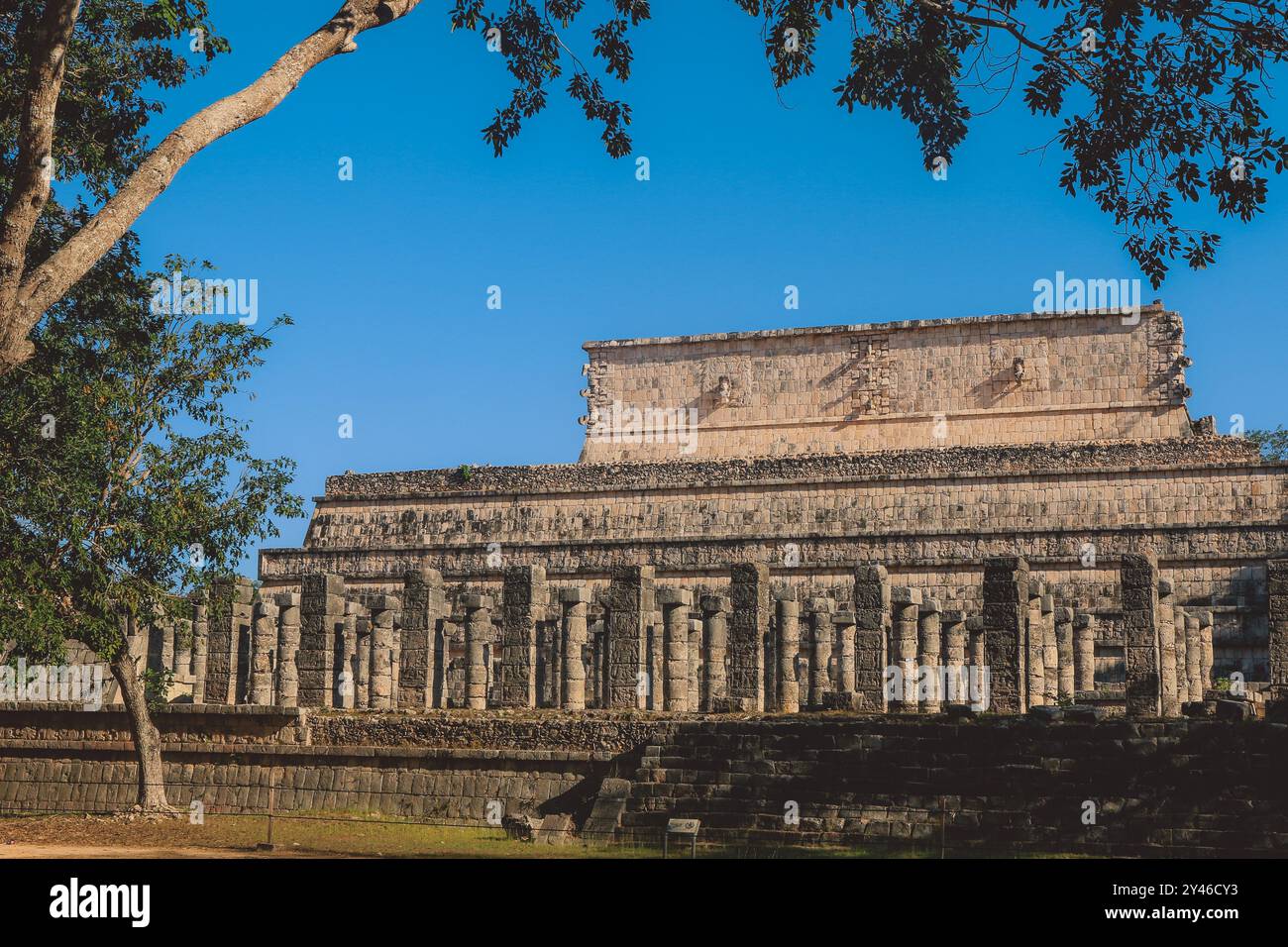 Resti di antiche rovine della grande città precolombiana di Chichen Itza, costruita dai Maya, in Messico Foto Stock