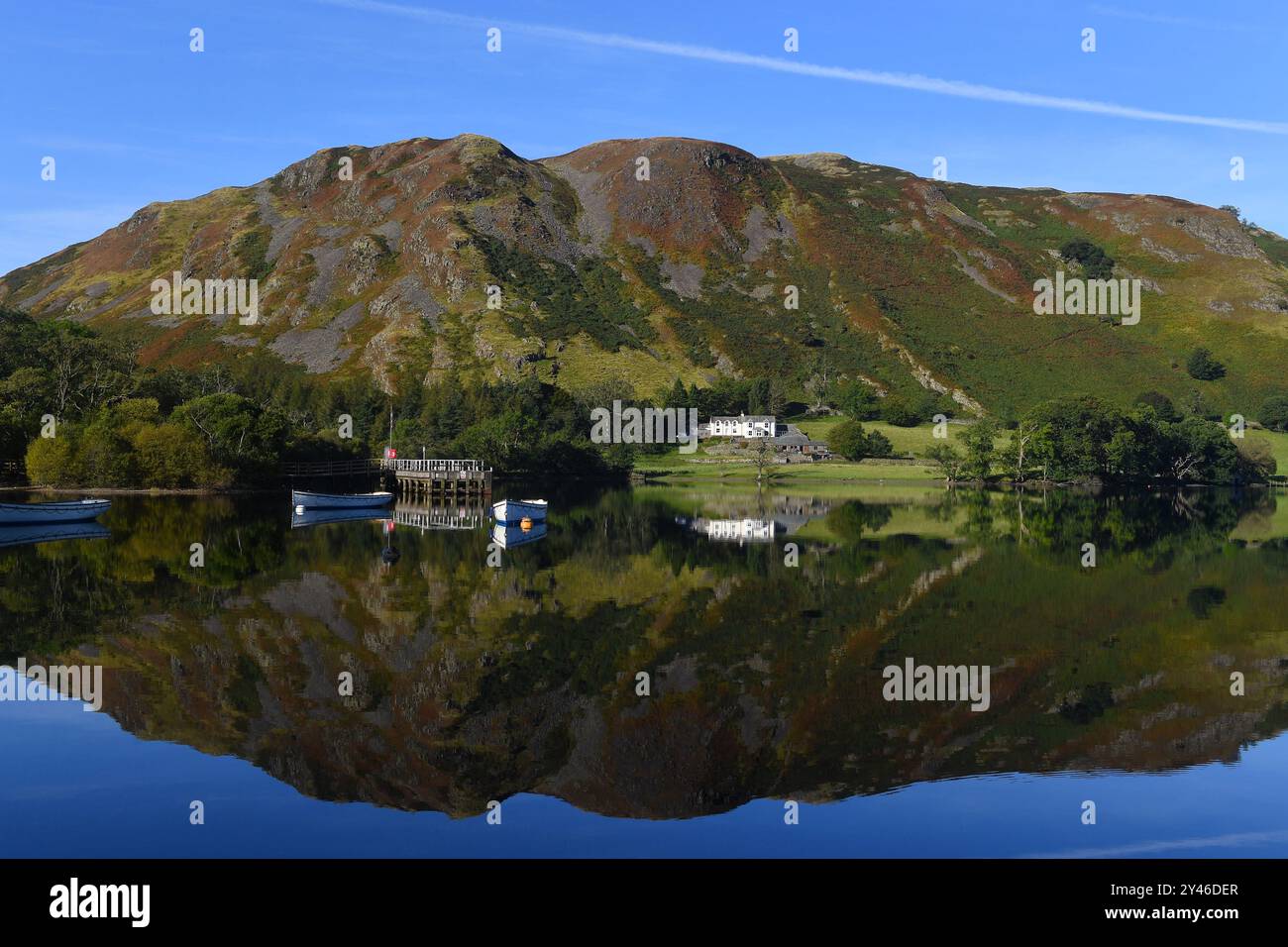 Lago Ullswater, Cumbria. 16 settembre 2024. Riflessioni mattutine sul lago Ullswater guardando verso Hallin Fell a Howtown nel Lake District National Park credito: Alex Hannam/Alamy Live News Foto Stock