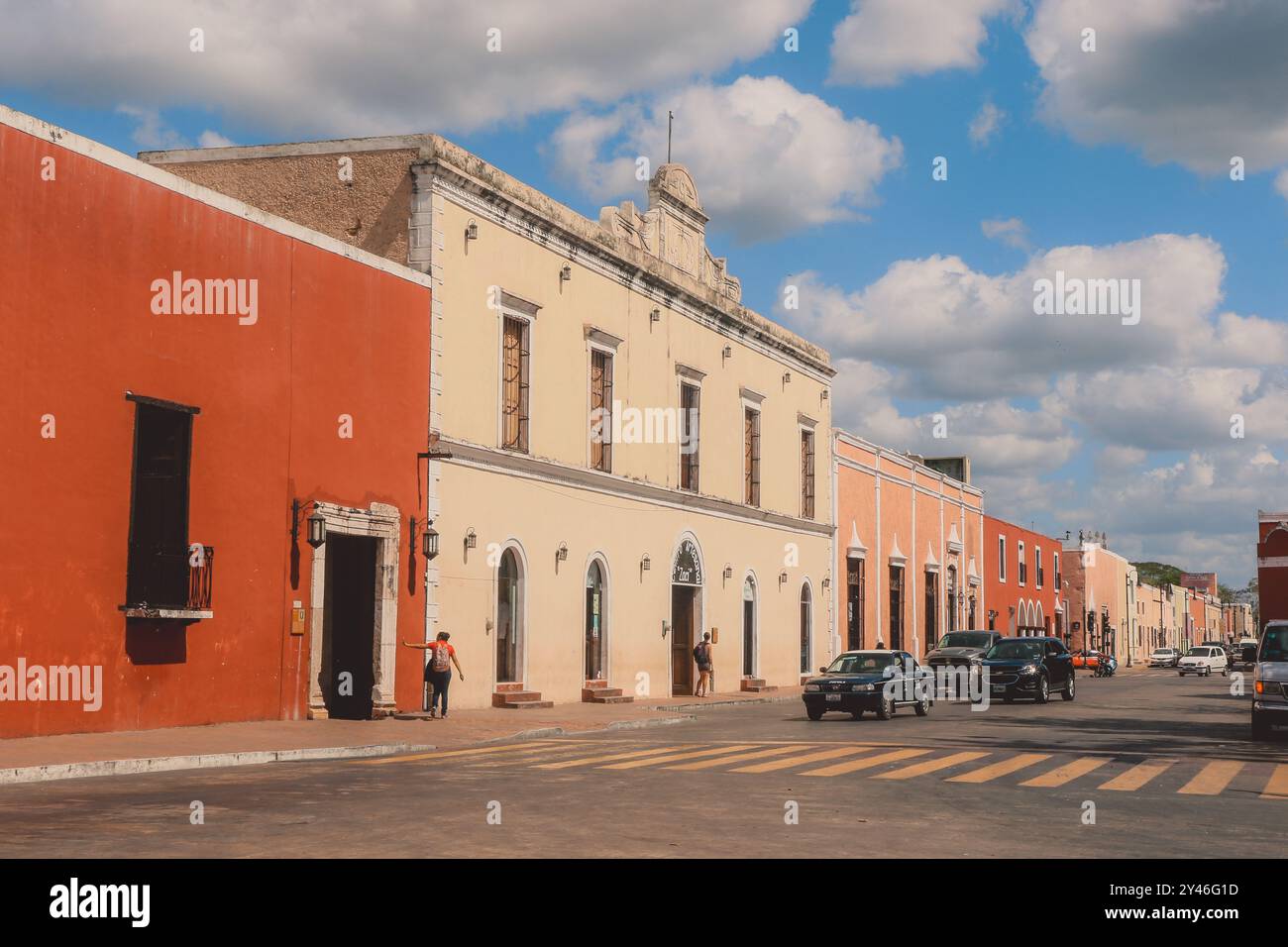 Edifici e strade colorate nel centro della città di Valladolid, Messico Foto Stock