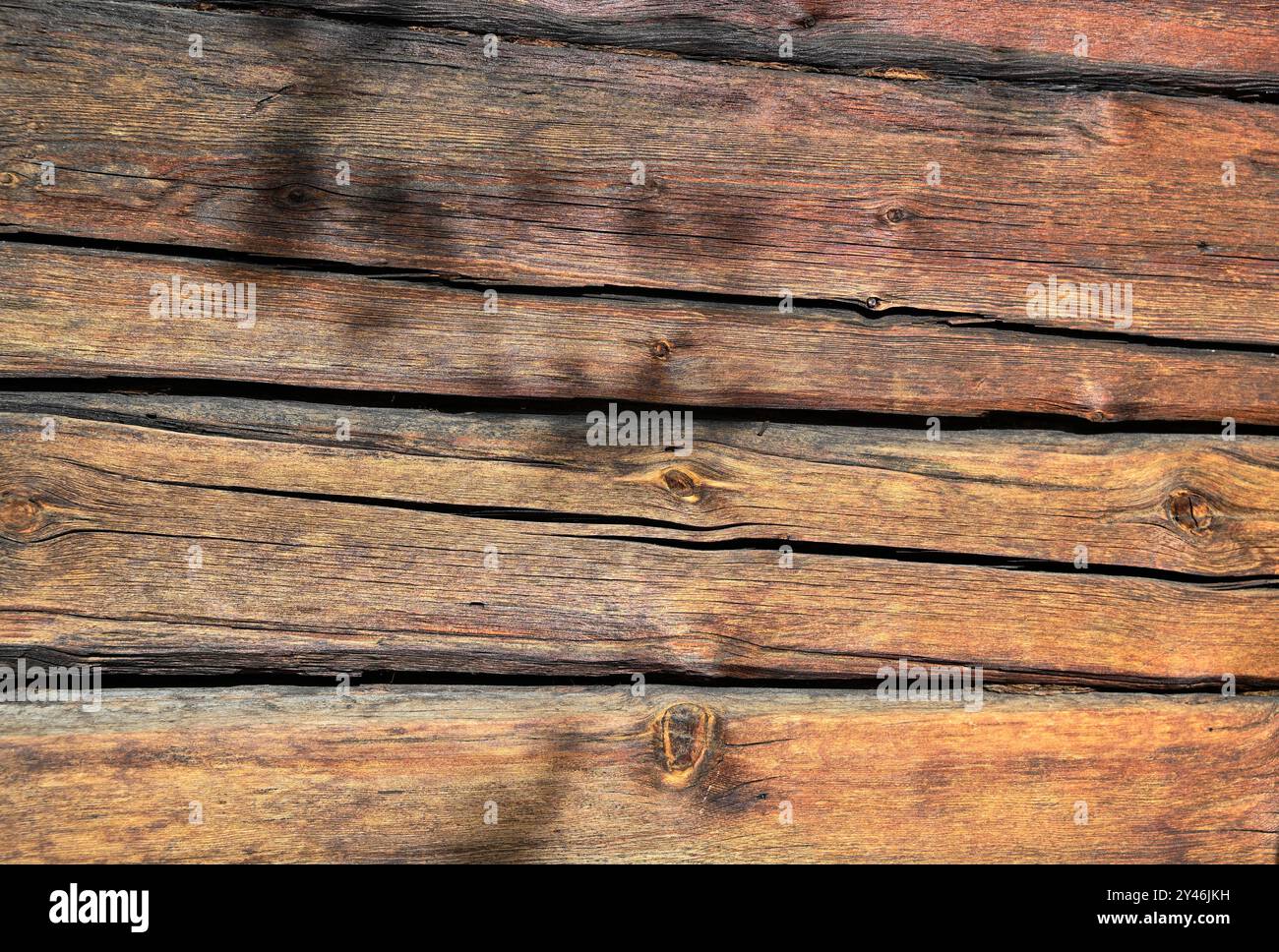 Questa foto mostra un primo piano di una superficie in legno resistente agli agenti atmosferici, con lunghe tavole orizzontali in legno. Il legno mostra una ricca varietà di tonalità dal fratellino scuro Foto Stock
