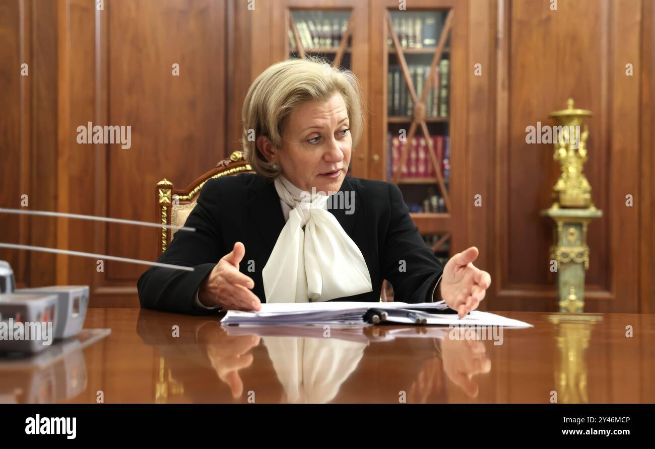 Mosca, Russia. 16 settembre 2024. Rospotrebnadzor capo Anna Popova, informa il presidente russo Vladimir Putin, durante un incontro faccia a faccia al Cremlino, il 16 settembre 2024, a Mosca, in Russia. Popova ha informato il presidente sulla rete di monitoraggio degli agenti patogeni. Crediti: Alexander Kazakov/piscina del Cremlino/Alamy Live News Foto Stock