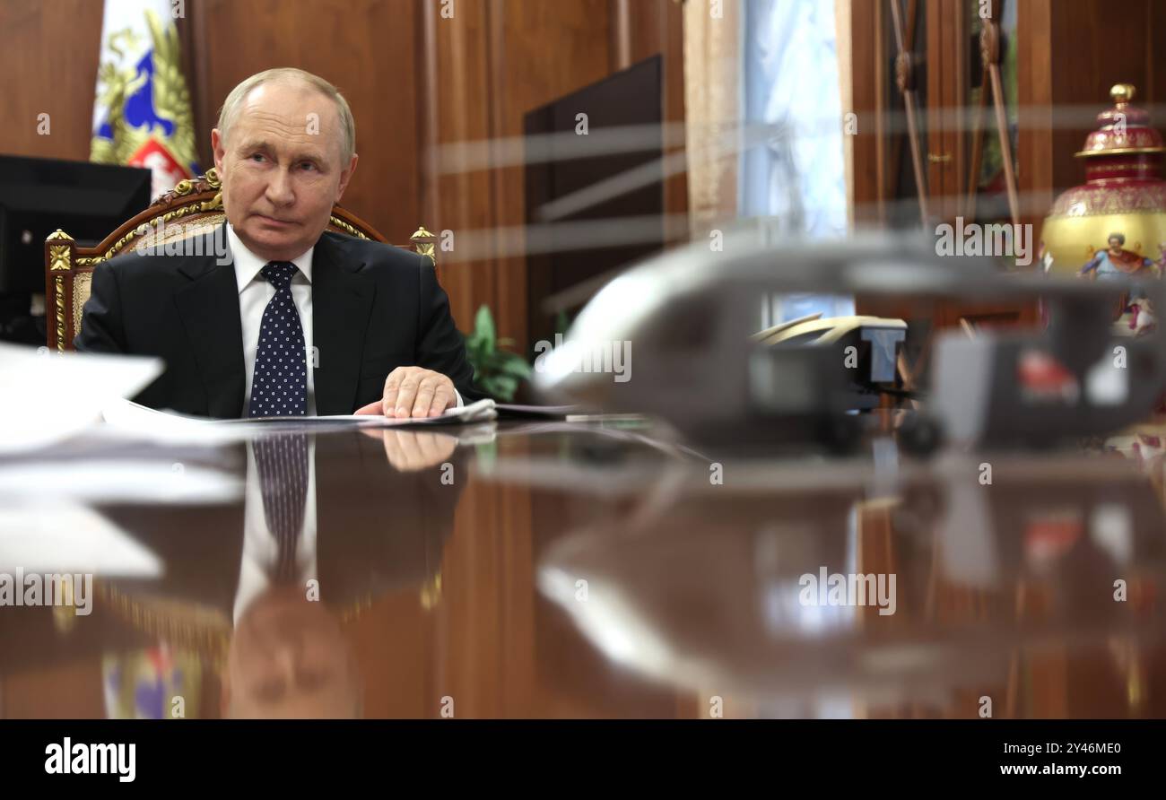 Mosca, Russia. 16 settembre 2024. Il presidente russo Vladimir Putin, ascolta il capo di Rospotrebnadzor Anna Popova, durante un incontro faccia a faccia al Cremlino, il 16 settembre 2024, a Mosca, in Russia. Popova ha informato il presidente sulla rete di monitoraggio degli agenti patogeni. Crediti: Alexander Kazakov/piscina del Cremlino/Alamy Live News Foto Stock