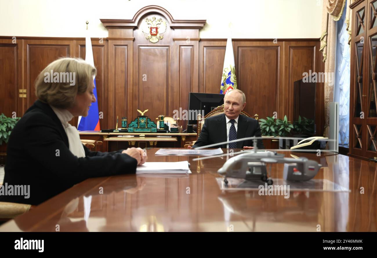 Mosca, Russia. 16 settembre 2024. Il presidente russo Vladimir Putin, a destra, tiene un incontro faccia a faccia con il capo Rospotrebnadzor Anna Popova, a sinistra, al Cremlino, 16 settembre 2024 a Mosca, Russia. Popova ha informato il presidente sulla rete di monitoraggio degli agenti patogeni. Crediti: Alexander Kazakov/piscina del Cremlino/Alamy Live News Foto Stock