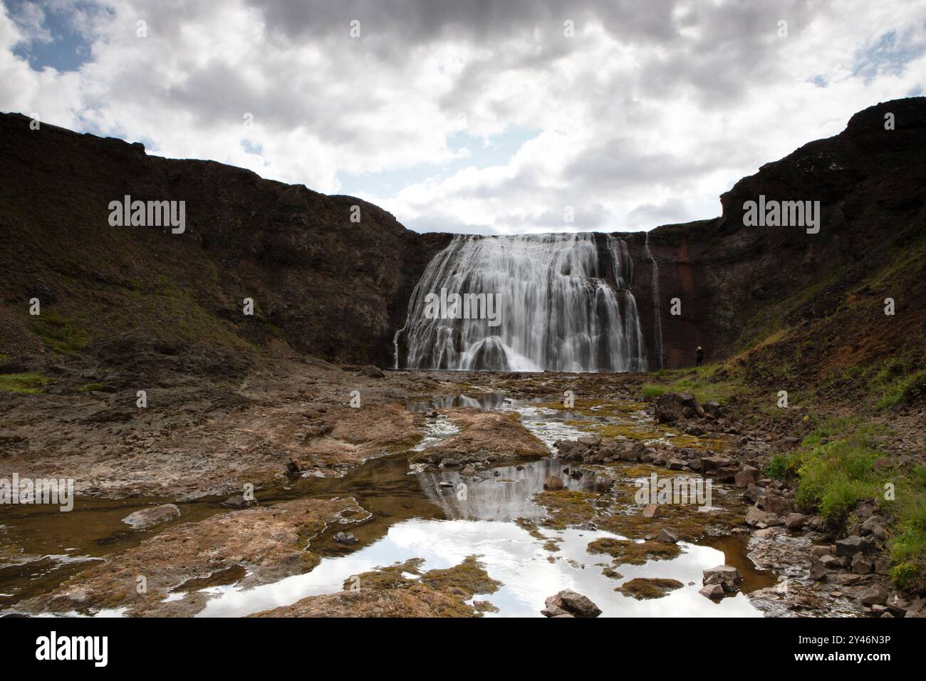 La cascata Thorufoss e il suo riflesso catturato a mezzogiorno. Foto Stock