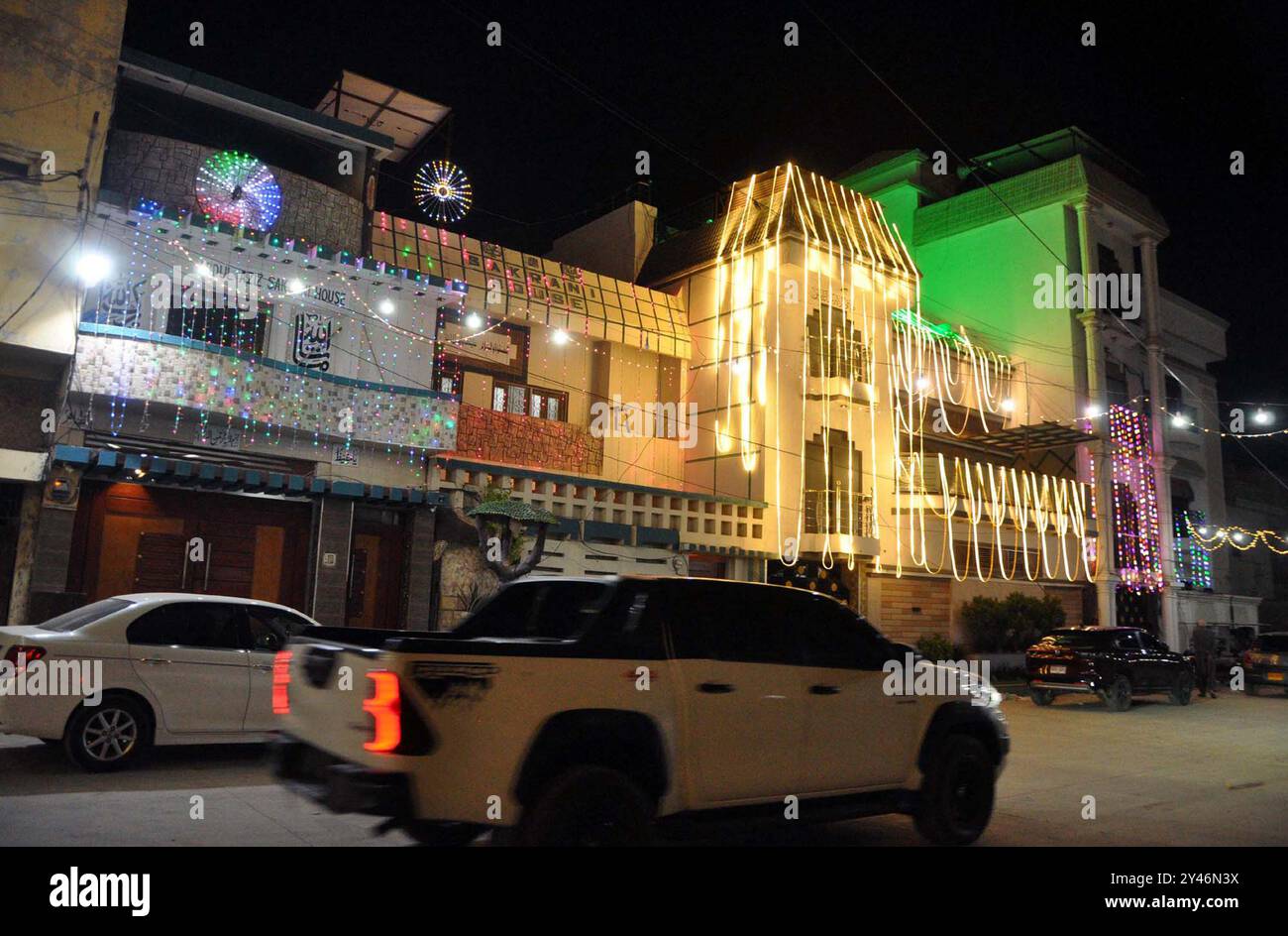 Una splendida vista illuminata della strada decorata con luci e striscioni in connessione con il 12° Rabi-ul-Awwal, la cerimonia di compleanno del Santo Profeta (P.B.U.H) in arrivo, a Hyderabad lunedì 16 settembre 2024. Foto Stock