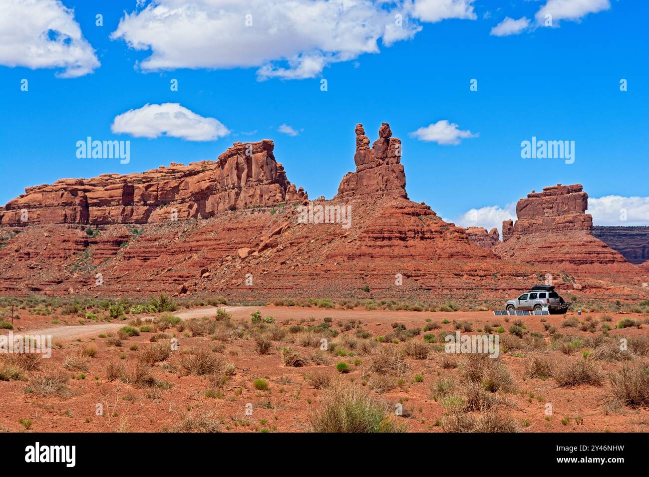 Campo SUV con pannelli solari sotto Putterman sul trono, Putterman nella vasca da bagno, DeGaulle e le sue truppe nella Valle degli dei dello Utah Foto Stock