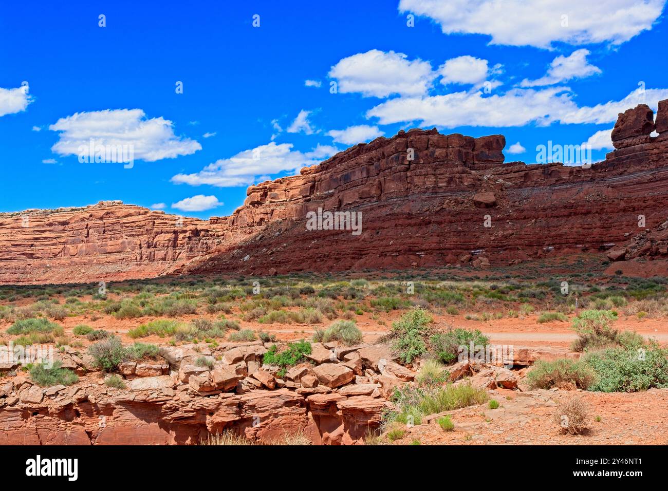 La nuvola getta l'ombra sulla torreggiante mesa nella Valle degli dei dello Utah Foto Stock