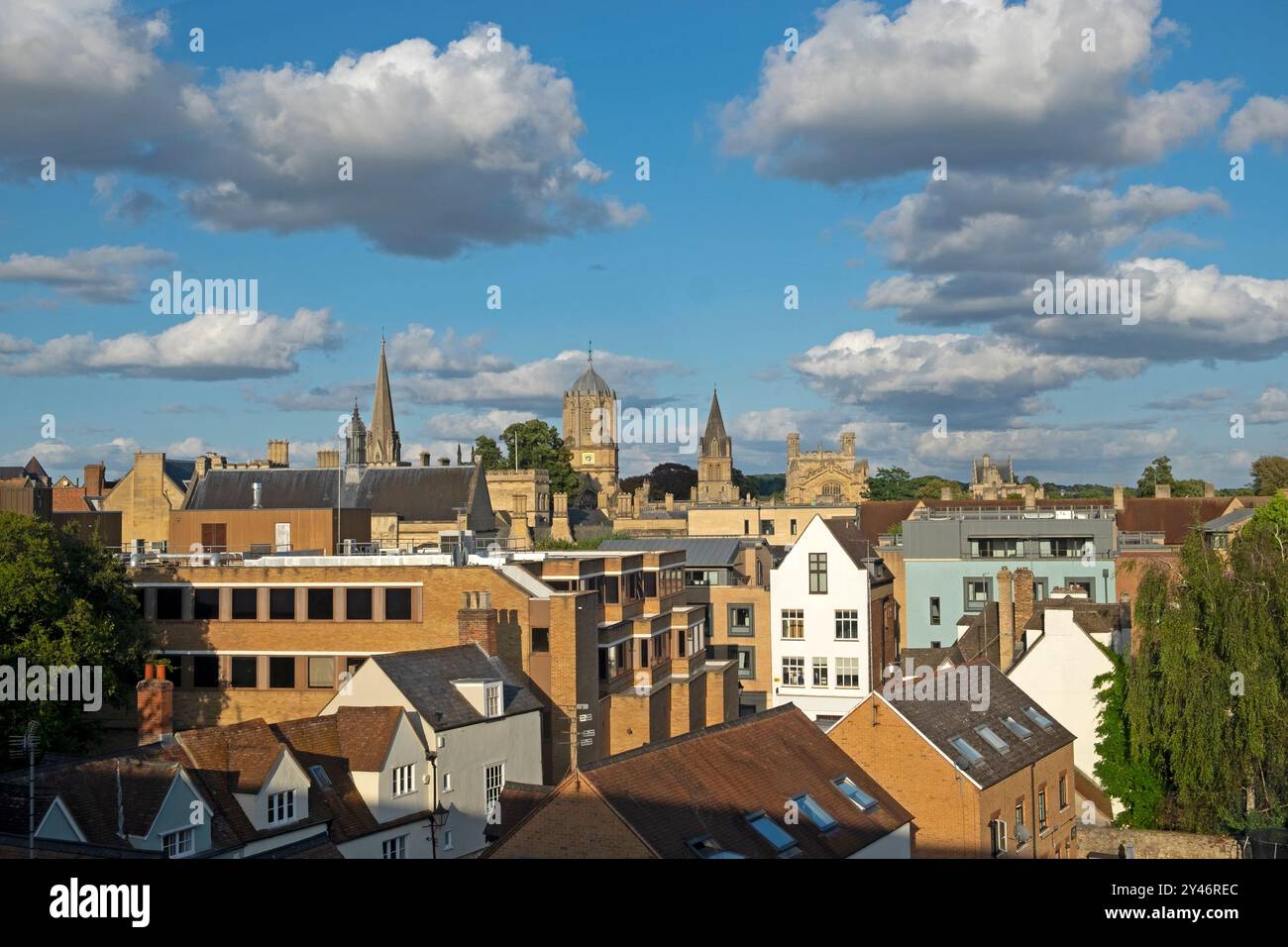 Vista alta degli edifici dello skyline cittadino che guardano ad est verso la Tom Tower e che sovrastano l'area residenziale dei tetti nel centro di Oxford, Inghilterra, Regno Unito 2024 Foto Stock