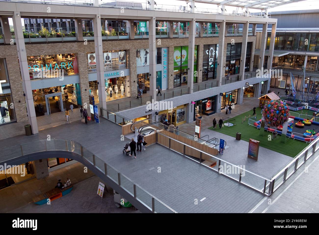 Vista alta delle persone sui vialetti che passeggiano per fare shopping al centro commerciale Westgate, negozi all'interno del centro di Oxford, Oxford, Inghilterra, Regno Unito Foto Stock