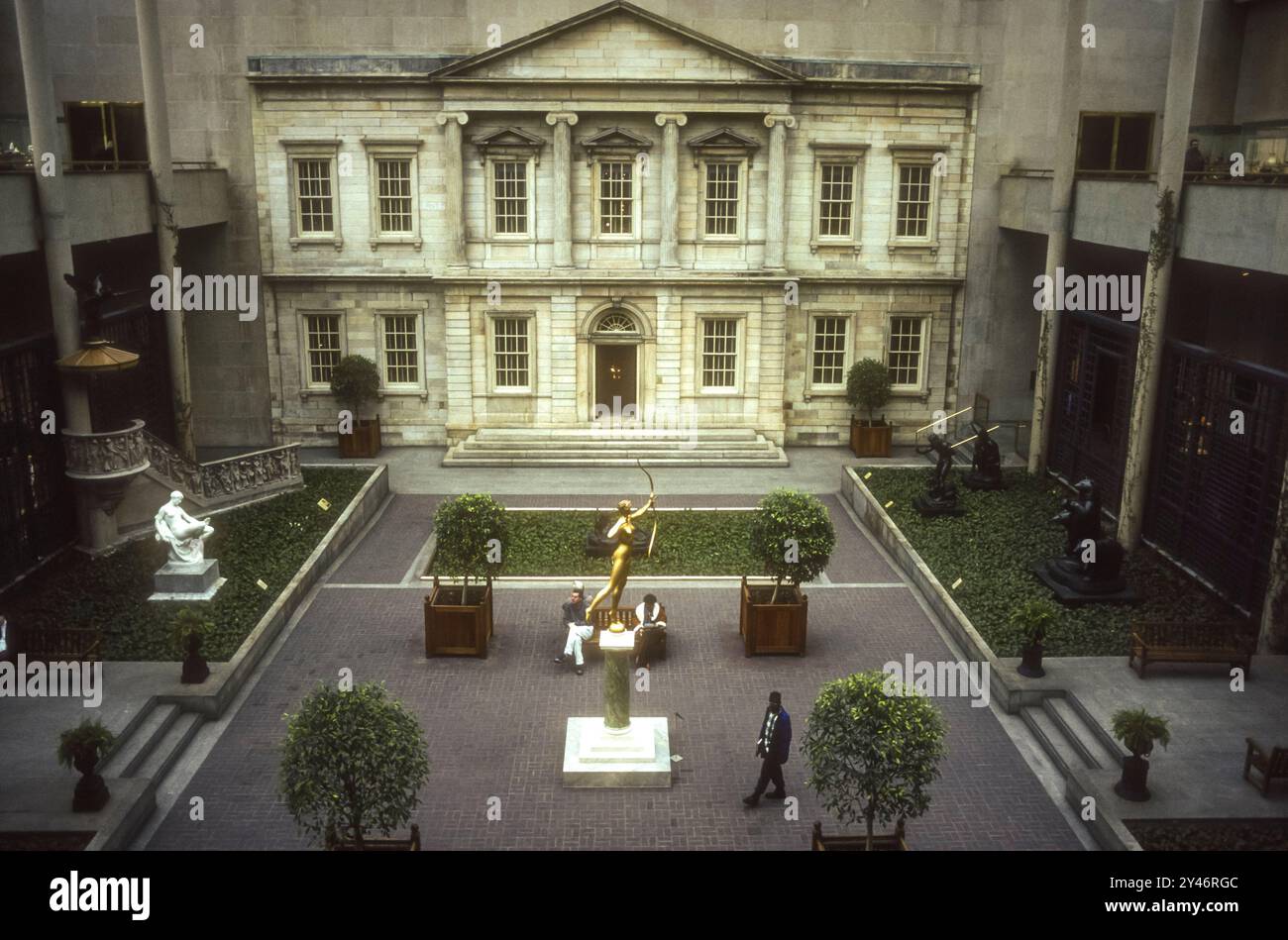 Fotografia d'archivio degli anni '1990 della Charles Engelhard Court al Metropolitan Museum of Art di New York. Foto Stock