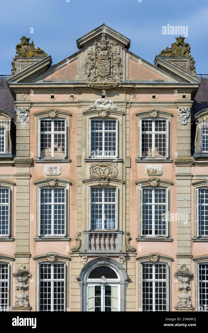 Facciata con ornamenti architettonici ad altorilievo sopra le finestre del 1750 Castello di Poeke / Kasteel van Poeke in stile rococò, Aalter, Fiandre Orientali, Belgio Foto Stock