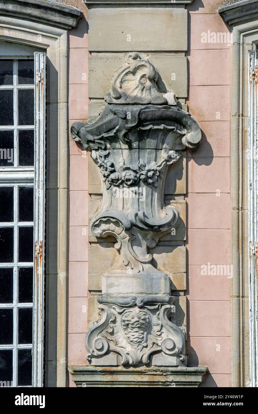 Altorilievo come ornamento architettonico sulla facciata del 1750 Castello di Poeke / Kasteel van Poeke in stile rococò, Aalter, Fiandre Orientali, Belgio Foto Stock