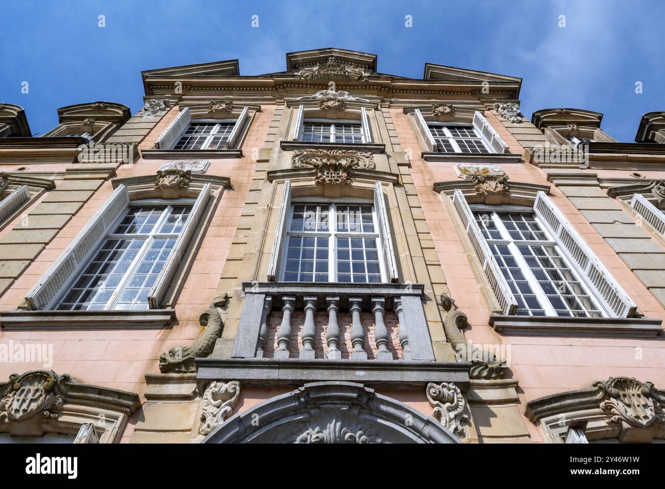 Facciata con ornamenti architettonici ad altorilievo sopra le finestre del 1750 Castello di Poeke / Kasteel van Poeke in stile rococò, Aalter, Fiandre Orientali, Belgio Foto Stock