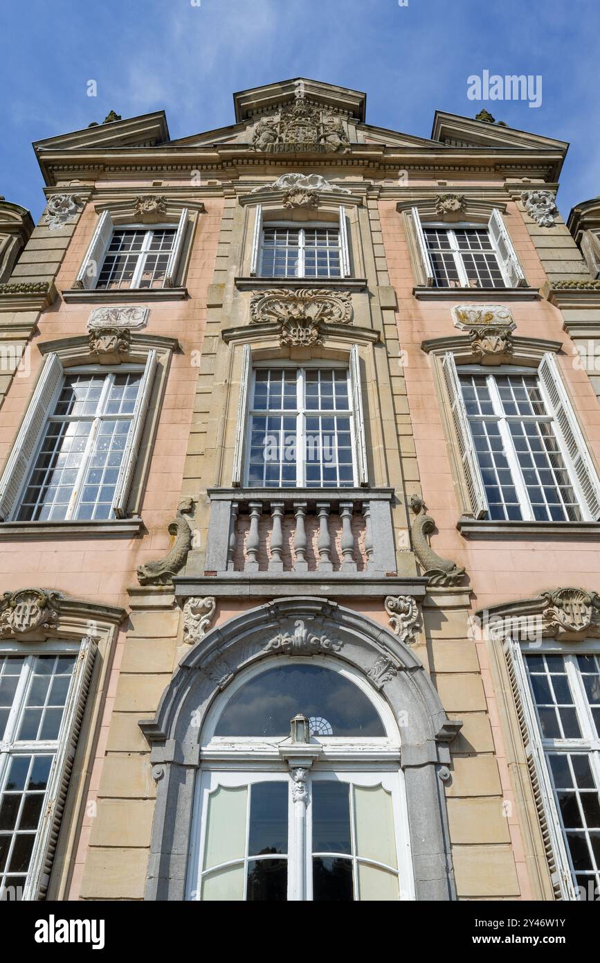 Facciata con ornamenti architettonici ad altorilievo sopra le finestre del 1750 Castello di Poeke / Kasteel van Poeke in stile rococò, Aalter, Fiandre Orientali, Belgio Foto Stock