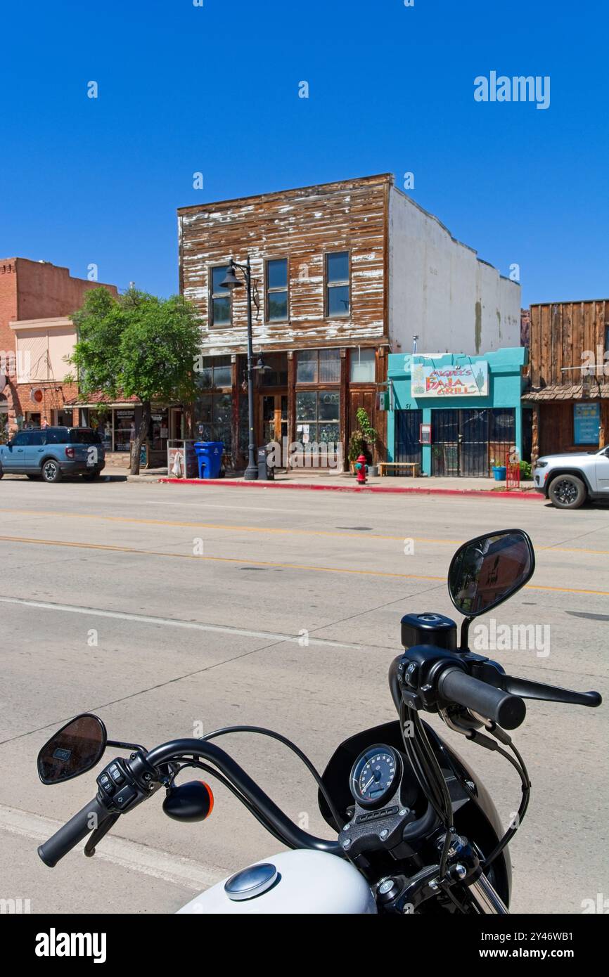 Paesaggio commerciale del centro città con moto parcheggiata - Moab Utah, aprile 2024 Foto Stock