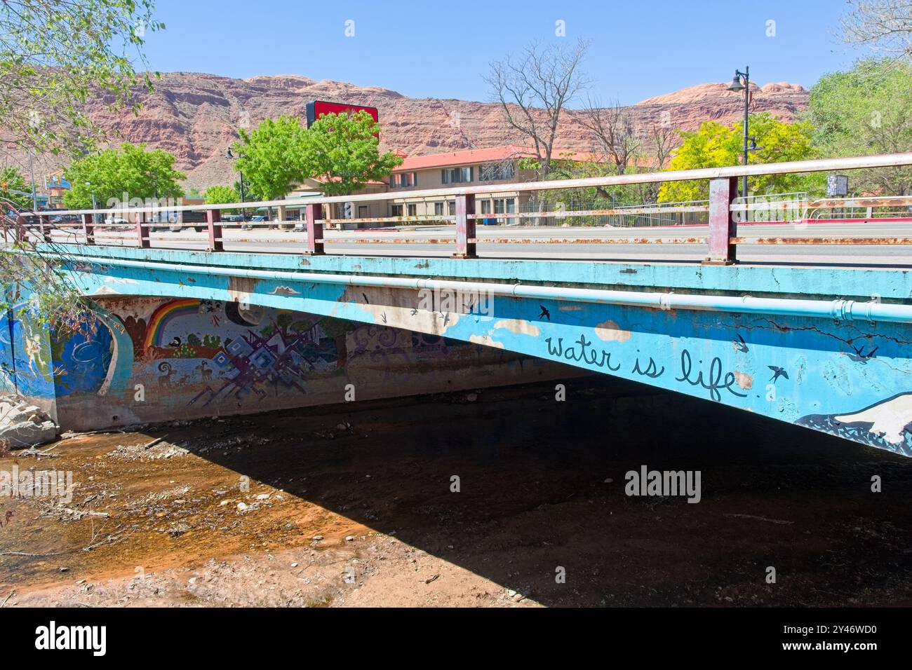Opere d'arte hanno decorato il ponte di Mill Creek nel centro di Moab, Utah - aprile 2024 Foto Stock
