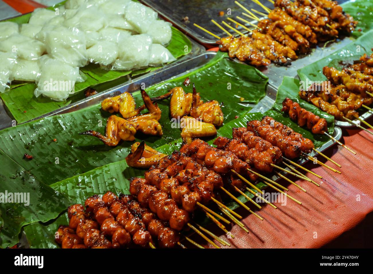 Cibo di strada asiatico locale al mercato notturno in Thailandia Foto Stock