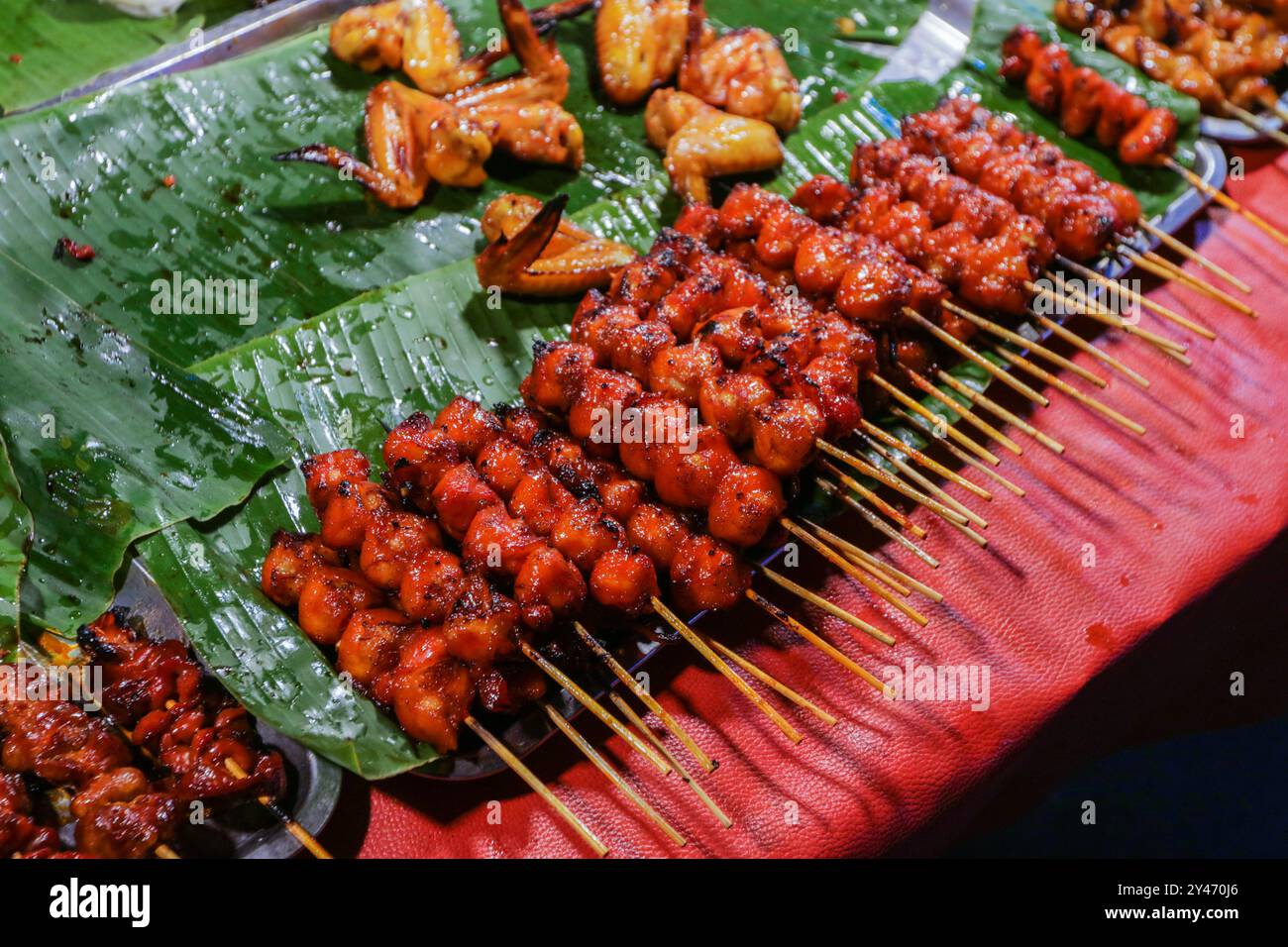 Cibo di strada asiatico locale al mercato notturno in Thailandia Foto Stock