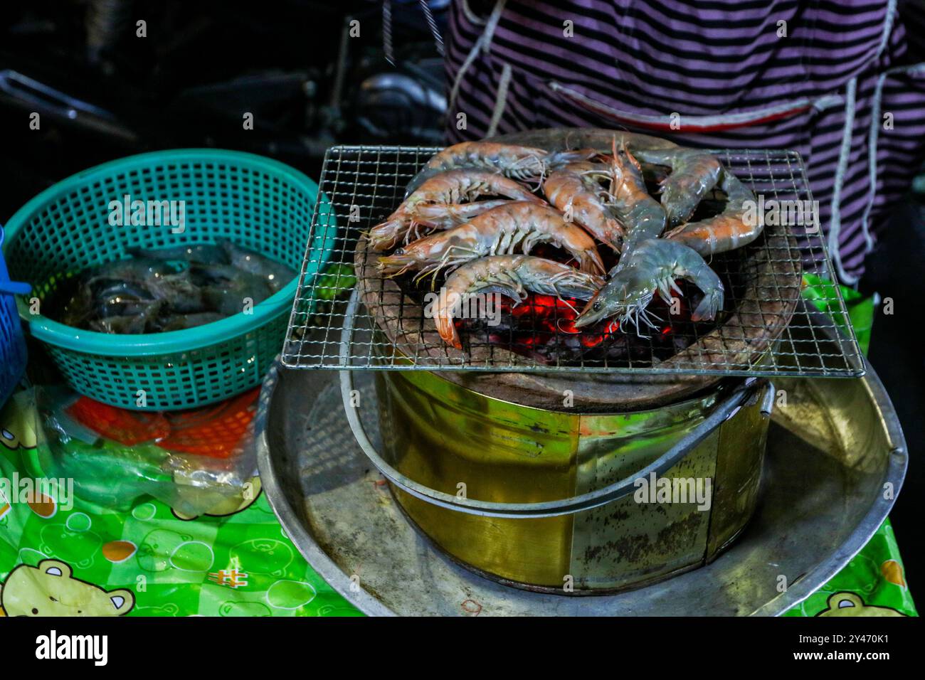 Cibo di strada asiatico locale al mercato notturno in Thailandia Foto Stock