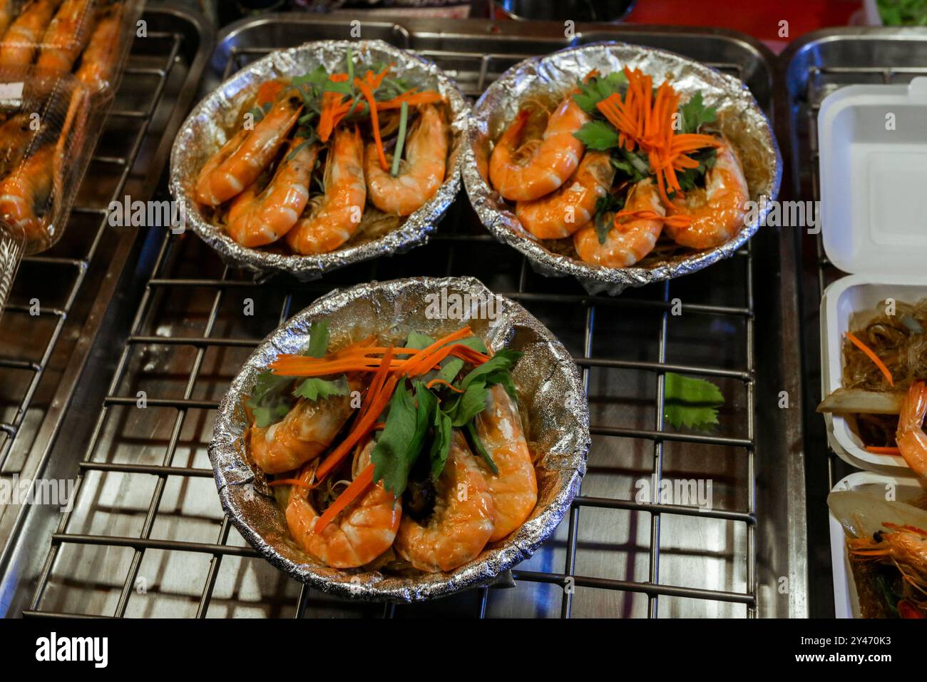 Cibo di strada asiatico locale al mercato notturno in Thailandia Foto Stock