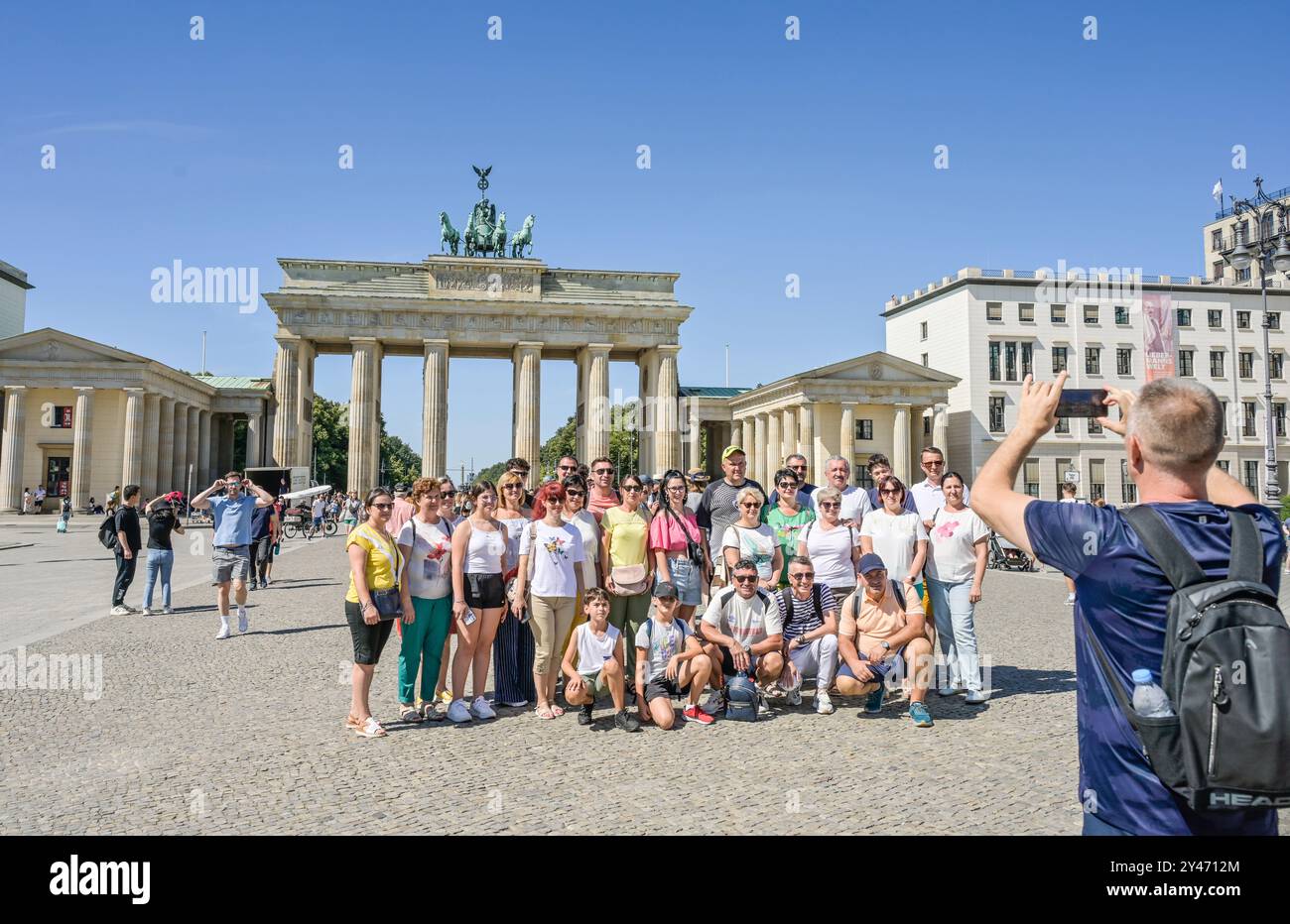 Touristen, Gruppenfoto, Brandenburger Tor, Pariser Platz, Mitte, Berlino, Deutschland +++ NESSUN RILASCIO DI MODELLI!!! Foto Stock