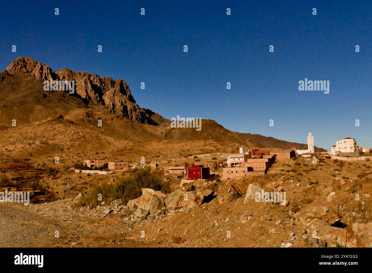 Tafraoute sorge a nord-ovest della valle di Ameln, punteggiata di rocce di granito rosa, nella catena di quarzo del Djebel el Kest. Marocco, Nord Africa Foto Stock