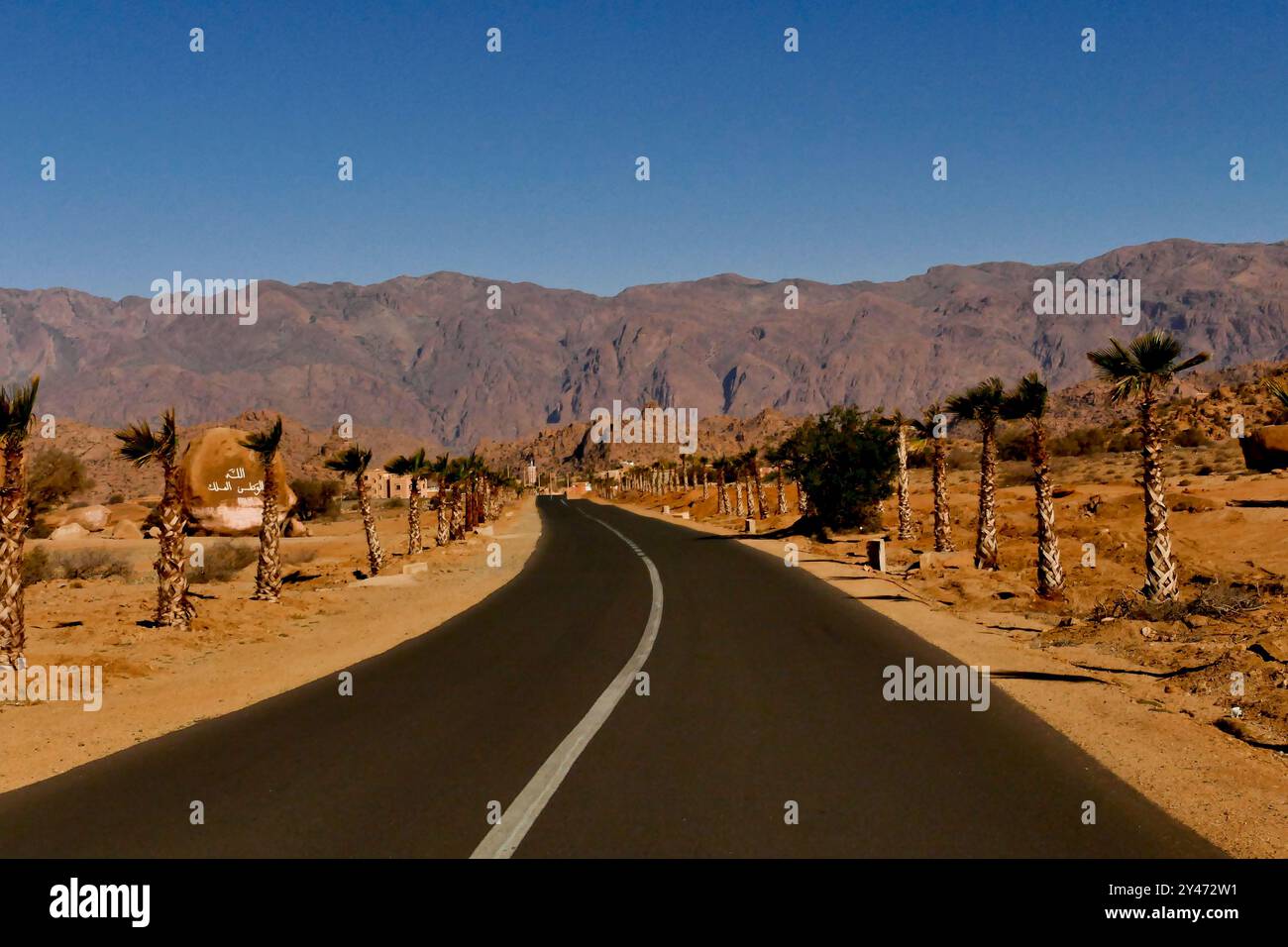 Tafraoute sorge a nord-ovest della valle di Ameln, punteggiata di rocce di granito rosa, nella catena di quarzo del Djebel el Kest. Marocco, Nord Africa Foto Stock