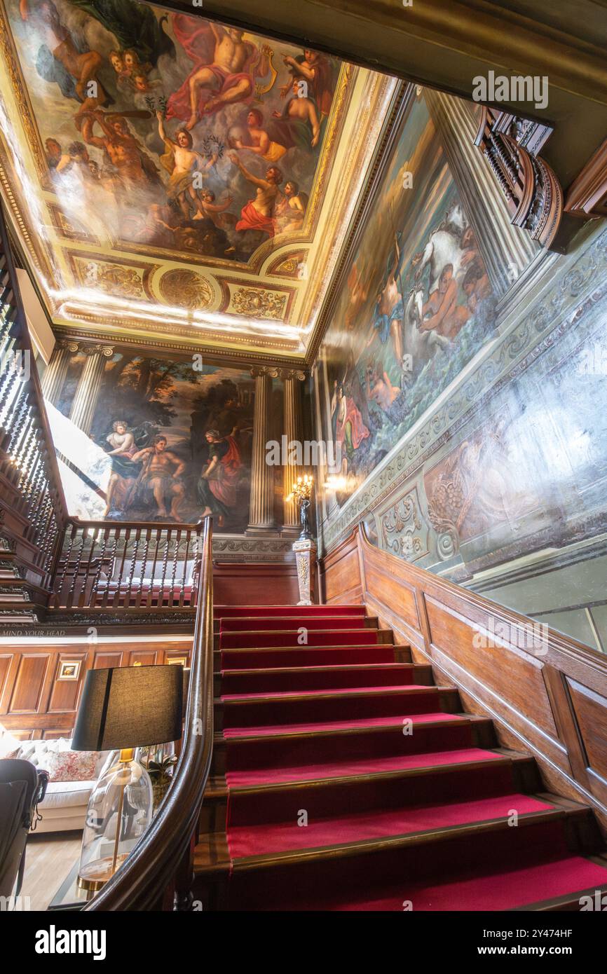 Murales di Laguerre a Fetcham Park House nel Surrey, Inghilterra, Regno Unito. Grandi murales della scala dipinta dall'artista Louis Laguerre Foto Stock