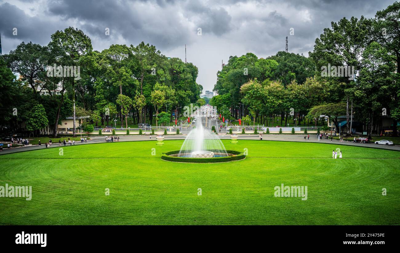 Ho chi Minh City, 24 novembre 2022: Prato anteriore del Palazzo dell'indipendenza di ho chi Minh City, Vietnam Foto Stock