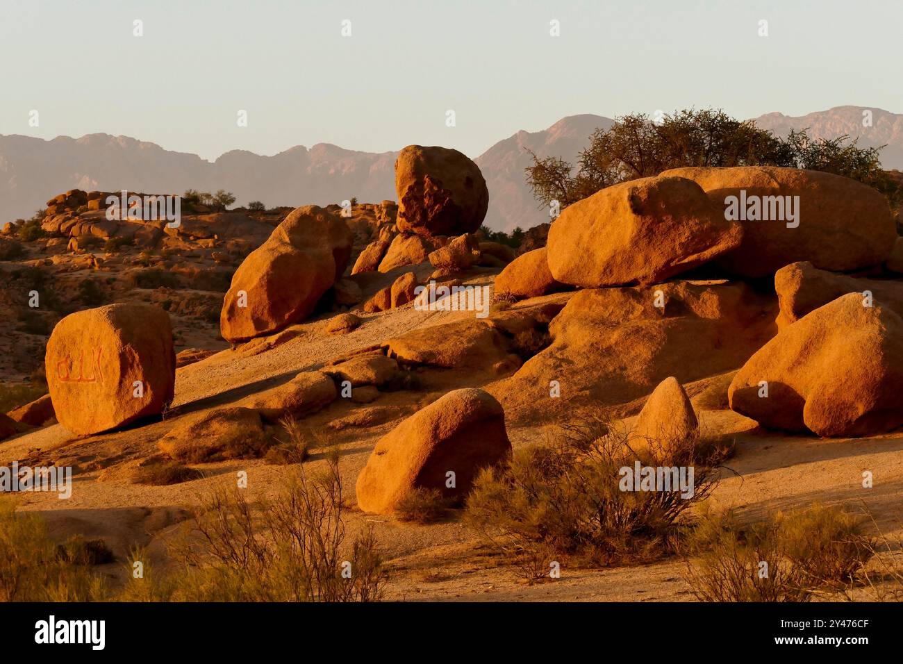 Tafraoute sorge a nord-ovest della valle di Ameln, punteggiata di rocce di granito rosa, nella catena di quarzo del Djebel el Kest. Marocco, Nord Africa Foto Stock