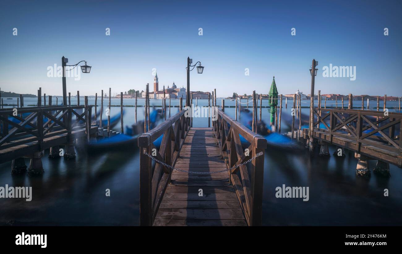 Gondole e chiesa di San Giorgio maggiore all'alba. Vista panoramica dalla passerella. Venezia. Fotografia a lunga esposizione. Regione Veneto, Italia Foto Stock