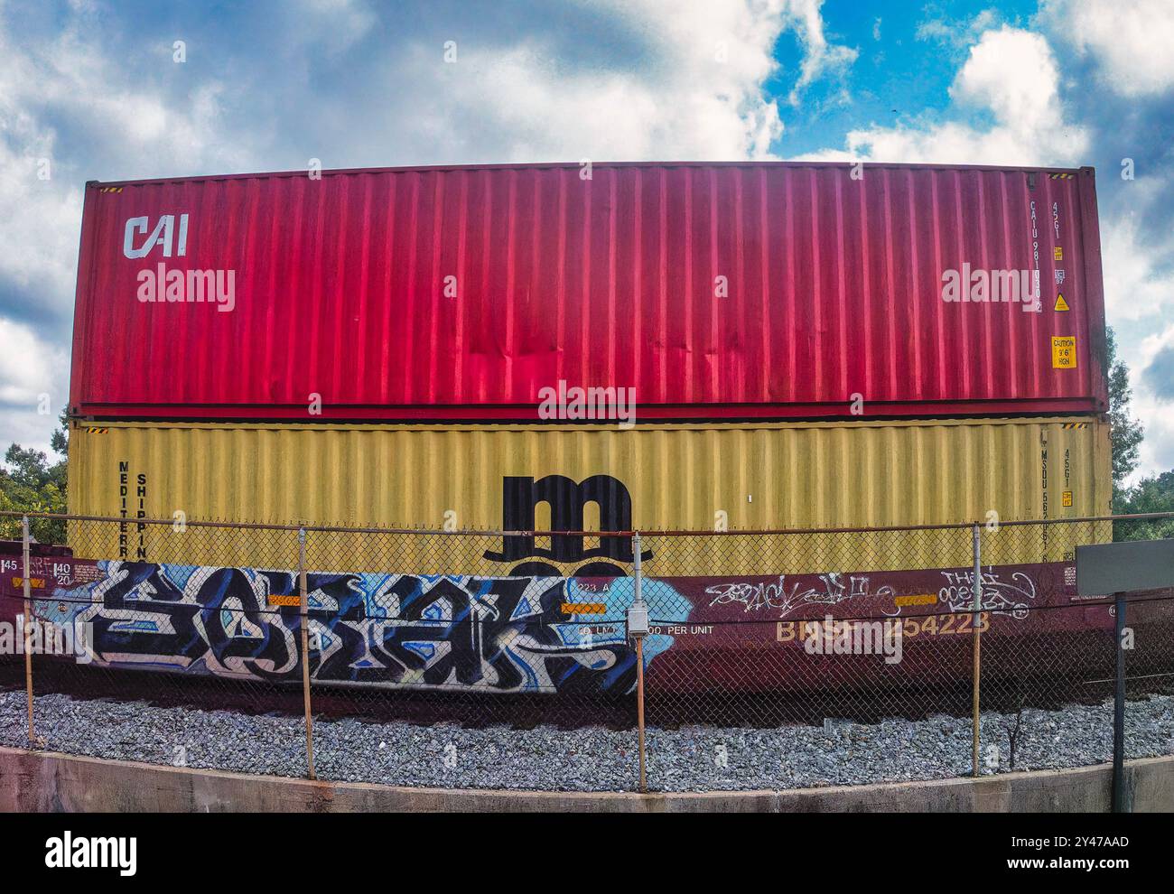 Un treno merci che passa per una stazione di traun Foto Stock