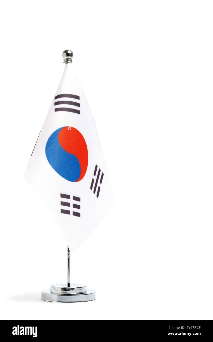 Bandiera della Corea del Sud sullo stand, evidenziata su sfondo bianco Foto Stock