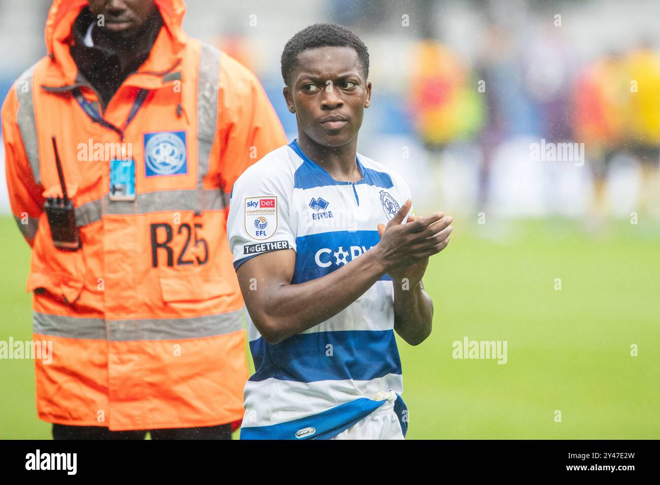 Karamoko Dembele batte il supporto casalingo dopo il Queens Park Rangers vs Plymouth Argyle EFL Championship 24/08/24 Foto Stock