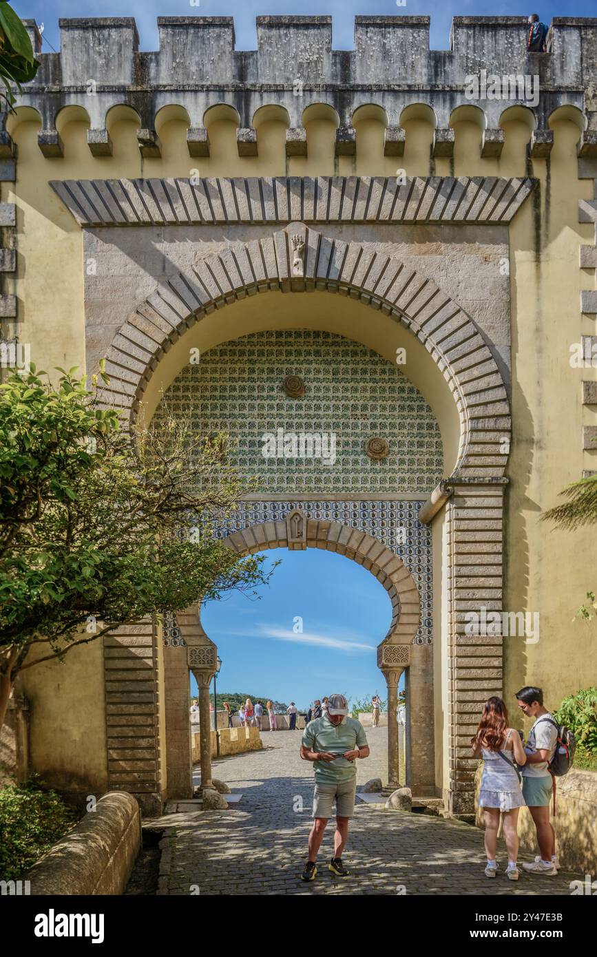 Romantico Palazzo Nazionale di la Peña, residenza della famiglia reale portoghese, del XIX secolo che era stato un monastero, Portogallo, Europa. Foto Stock