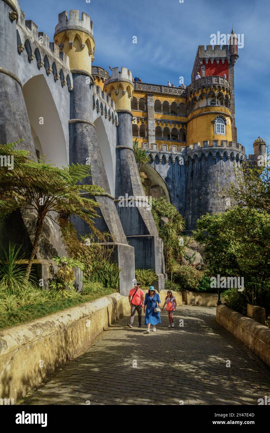 Romantico Palazzo Nazionale di la Peña, residenza della famiglia reale portoghese, del XIX secolo che era stato un monastero, Portogallo, Europa. Foto Stock