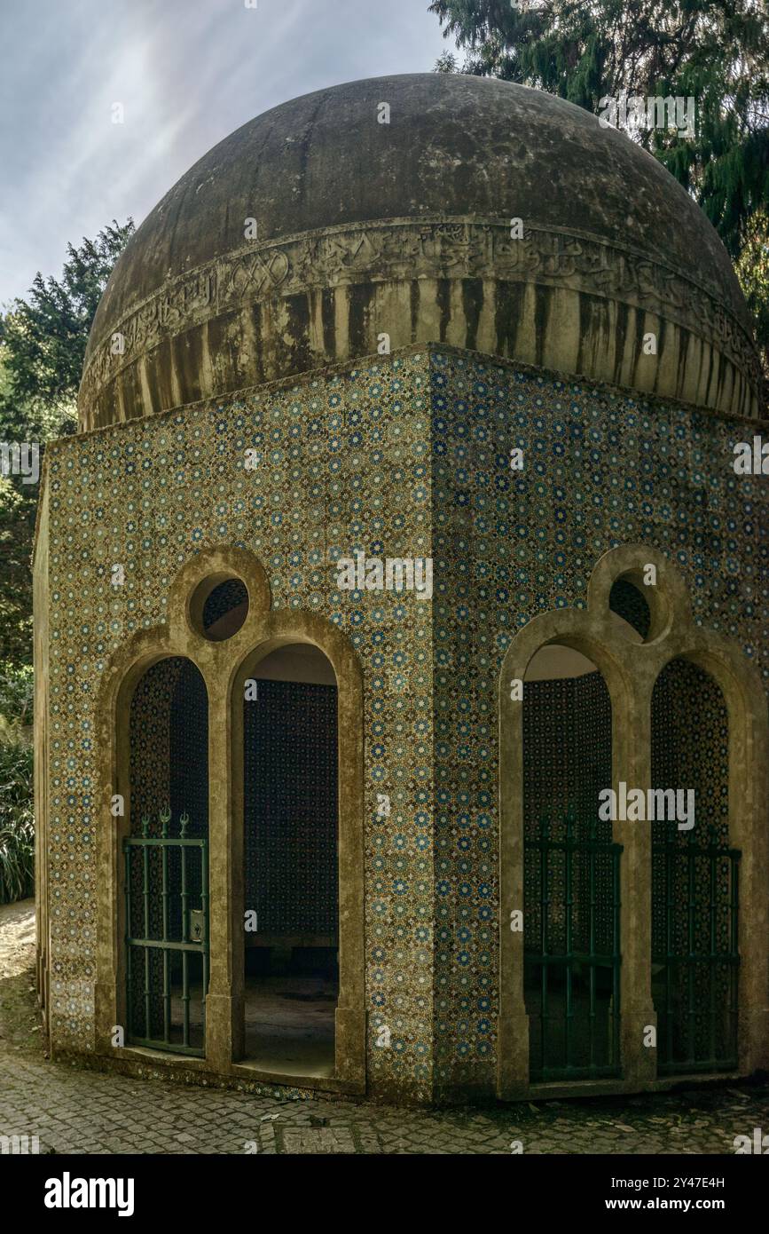 Parco nazionale pena che circonda il Palácio da pena nella parrocchia di São Pedro de Penaferrim nella città di Sintra, Portogallo, Europa Foto Stock