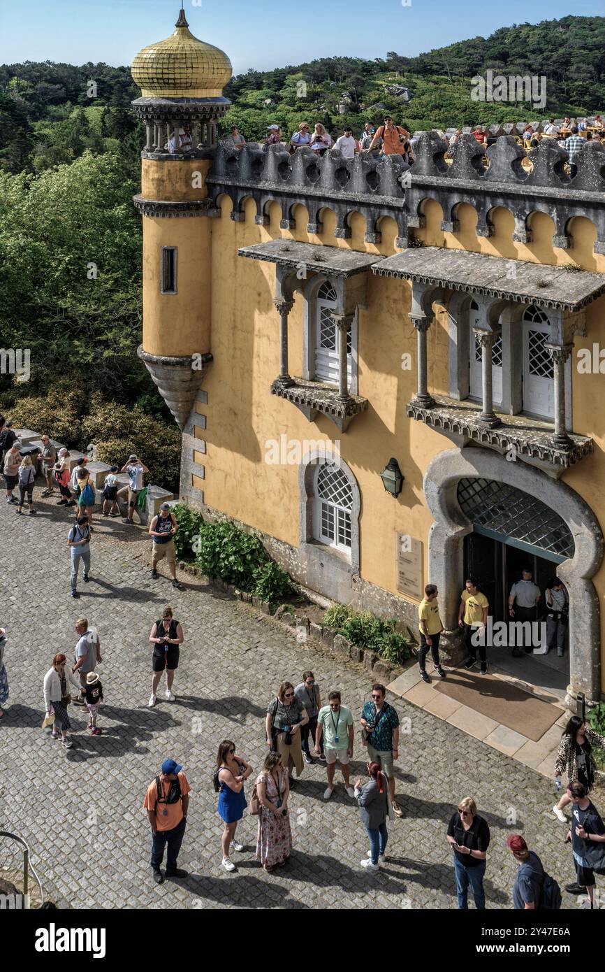 Romantico Palazzo Nazionale di la Peña, residenza della famiglia reale portoghese, del XIX secolo che era stato un monastero, Portogallo, Europa. Foto Stock