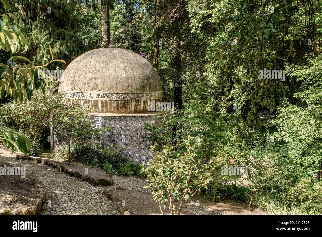 Parco nazionale pena che circonda il Palácio da pena nella parrocchia di São Pedro de Penaferrim nella città di Sintra, Portogallo, Europa Foto Stock