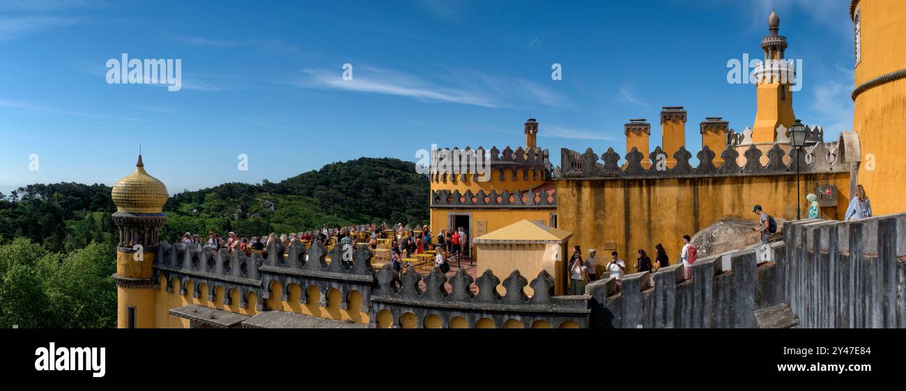 Romantico Palazzo Nazionale di la Peña, residenza della famiglia reale portoghese, del XIX secolo che era stato un monastero, Portogallo, Europa. Foto Stock