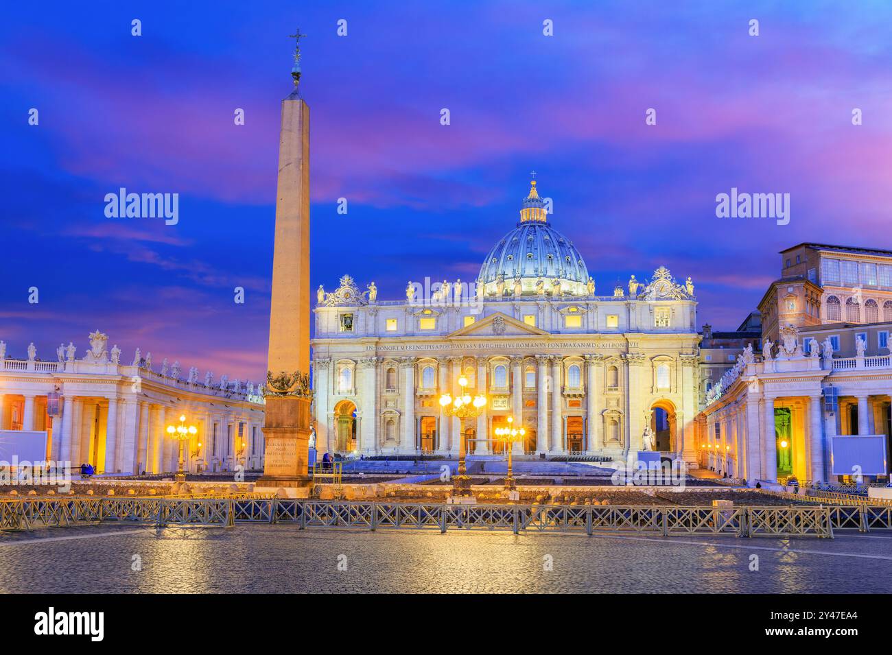 Città del Vaticano. Roma, Italia. Basilica di San Pietro e Piazza San Pietro al crepuscolo, Foto Stock