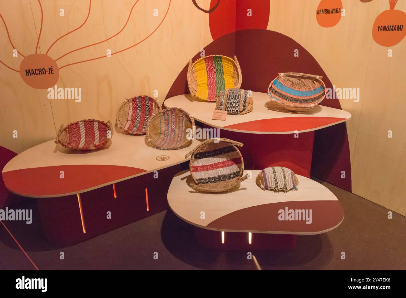 Museo del domani, Rio de Janeiro, Brasile. Millennial Amazon Exhibition. Artigianato di paglia della tribù Waurá che vive in cima al fiume Xingu. Foto Stock
